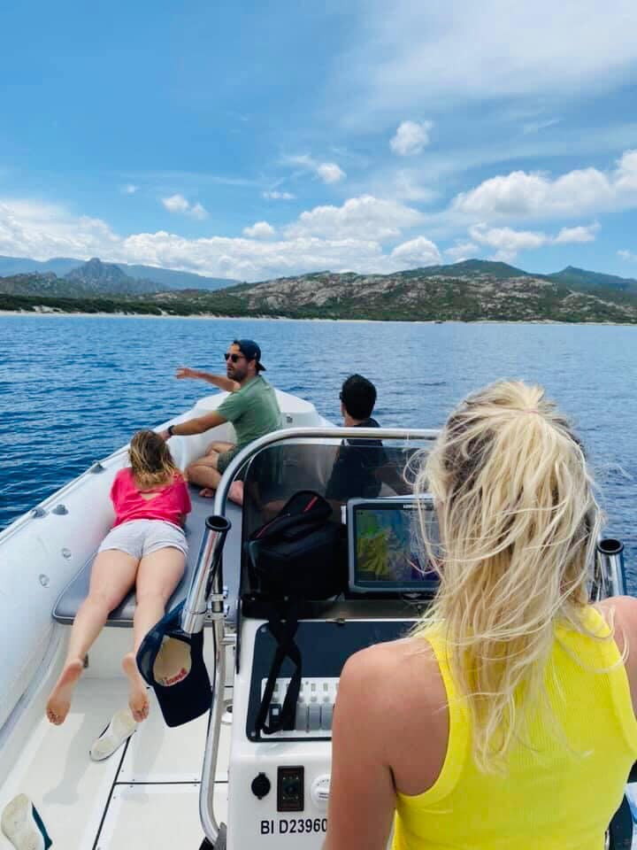 Balade en semi-rigide le long des côtes corses avec une famille profitant du panorama.